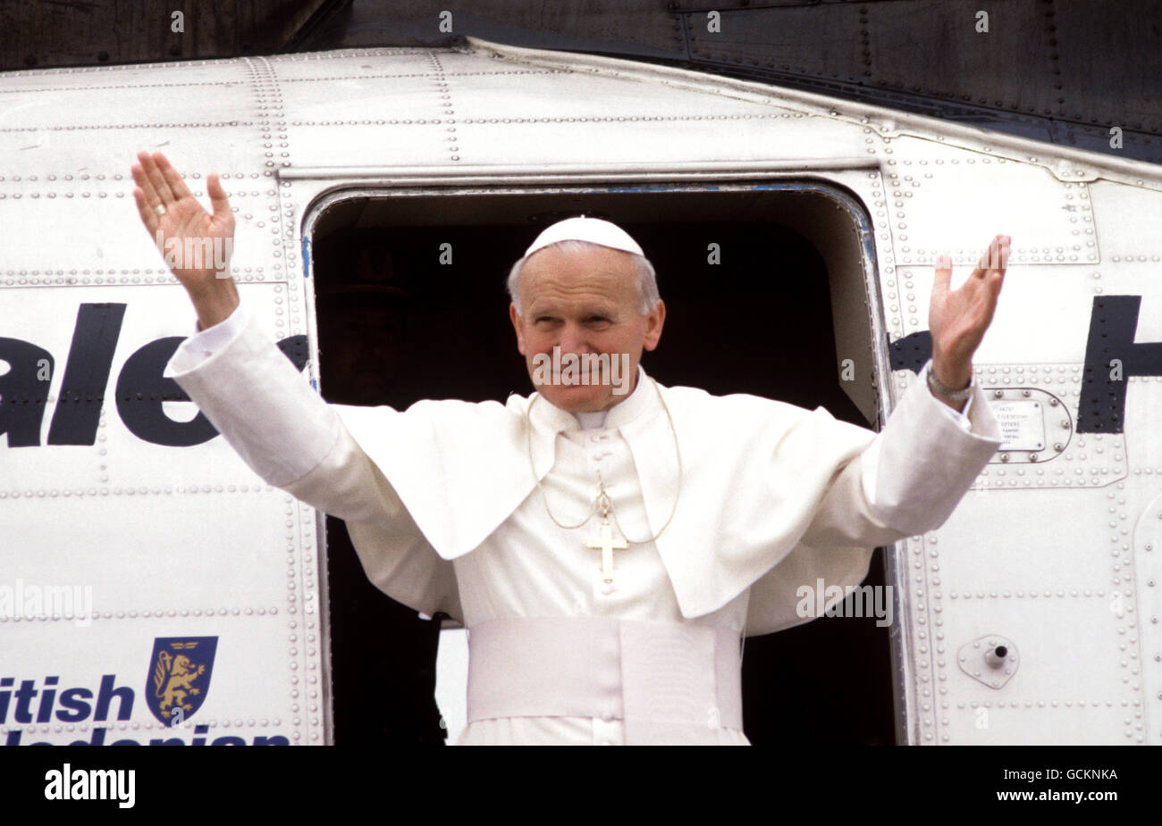 Papst Johannes Paul II. Gestikuliert seinen Abschied, als er Liverpools Speke Airport verlässt. Stockfoto