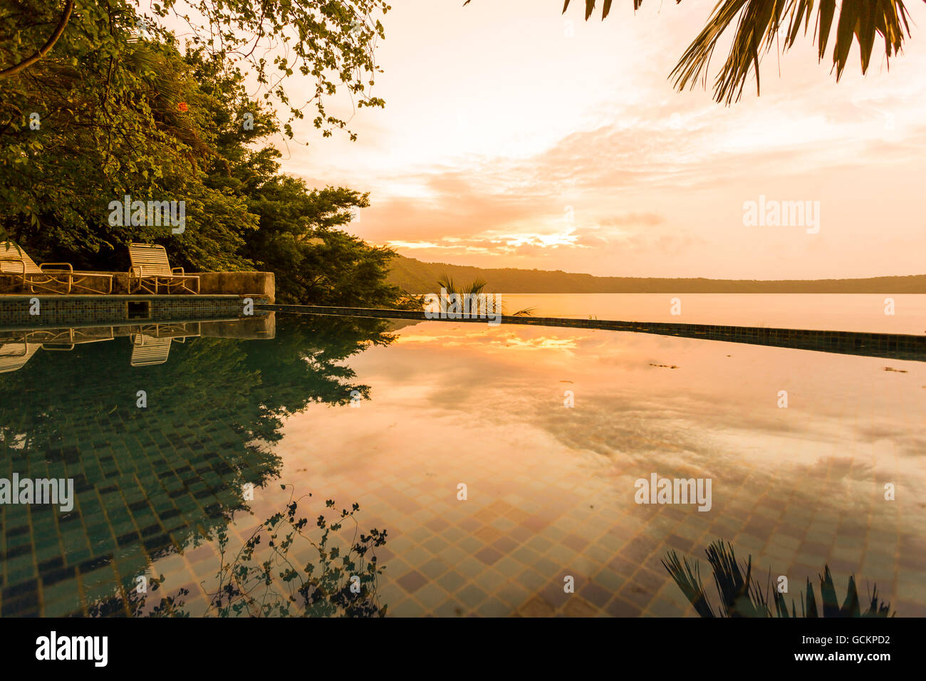 Lagune von Apoyo, Nicaragua - Juni 2016. Sunrise-Blick von einem der Pools von Selva Azul Resort. Stockfoto