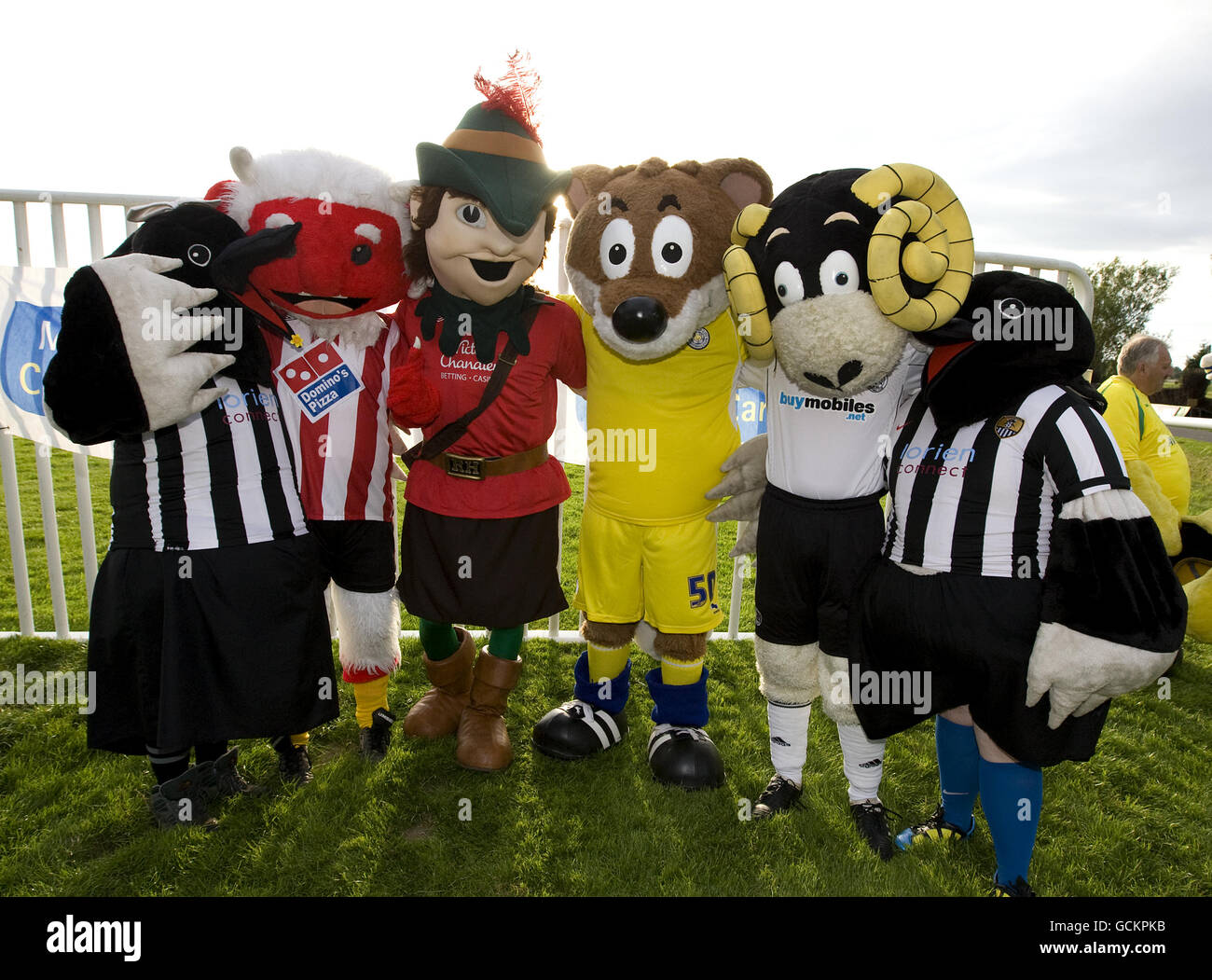 (Links-rechts) Notts County's Mrs Magpie, Lincoln City's Poacher the Imp, Nottingham Forest's Robin Hood, Leicester City's Filbert Fox, Derby County's Rammie und Notts County's Mr Magpie posieren für ein Foto Stockfoto