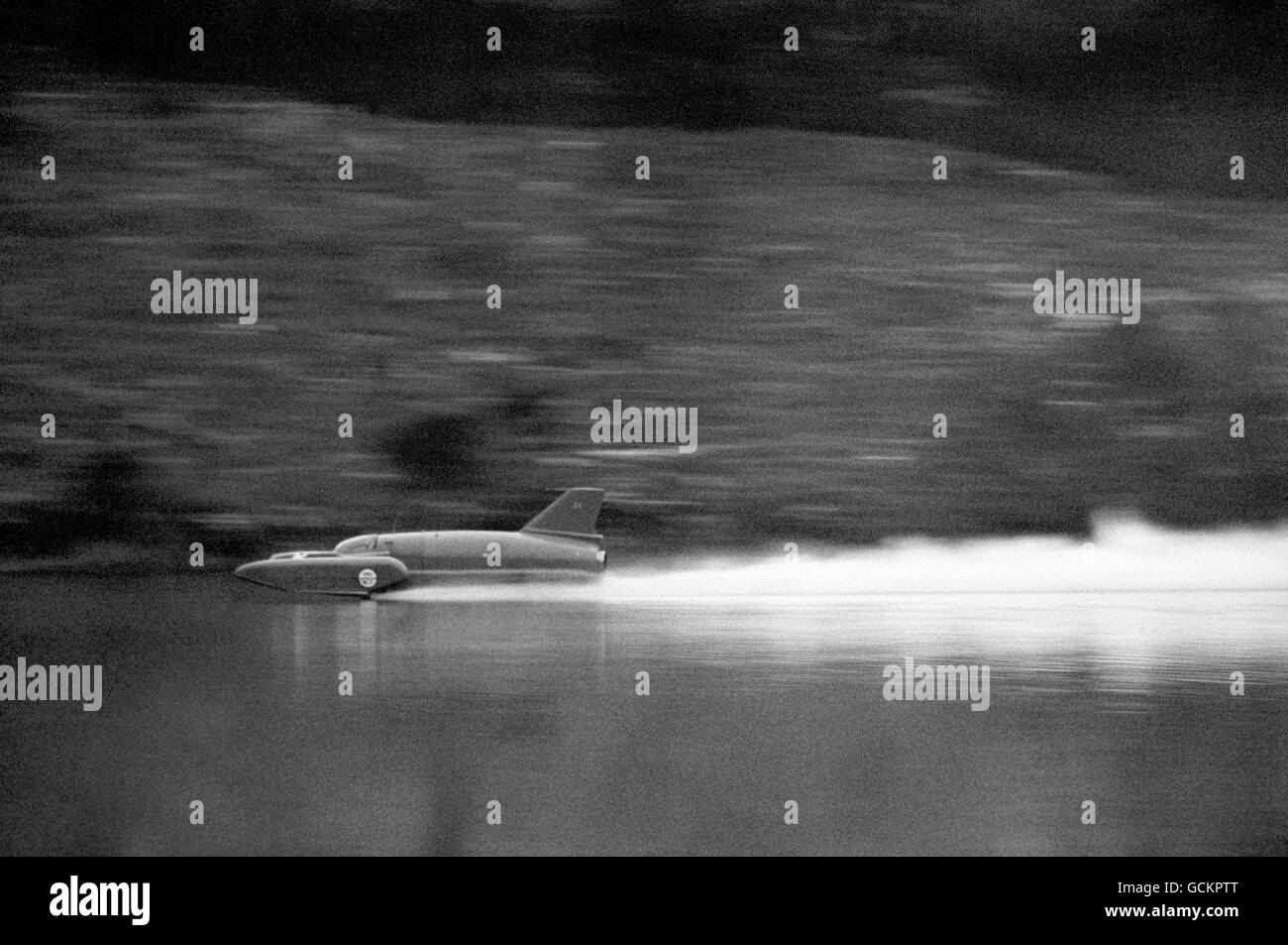 Donald Campbells Bluebird-Wasserflugzeug mit Geschwindigkeit auf Coniston Water, beim ersten Lauf seines Weltrekordversuchs über Wasser. Auf der Rückreise schlug Bluebird vor dem Untergang ein und tötete Campbell sofort. Stockfoto