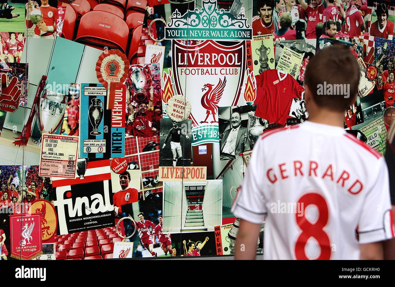 Fußball - UEFA Europa League - Dritte Qualifikationsrunde - zweite Etappe - Liverpool gegen Rabotnicki Skopje - Anfield. Ein Liverpool-Fan mit einem Steven Gerrard-Replica-T-Shirt blickt auf die Ladenfront des Liverpool FC Club Shops Stockfoto