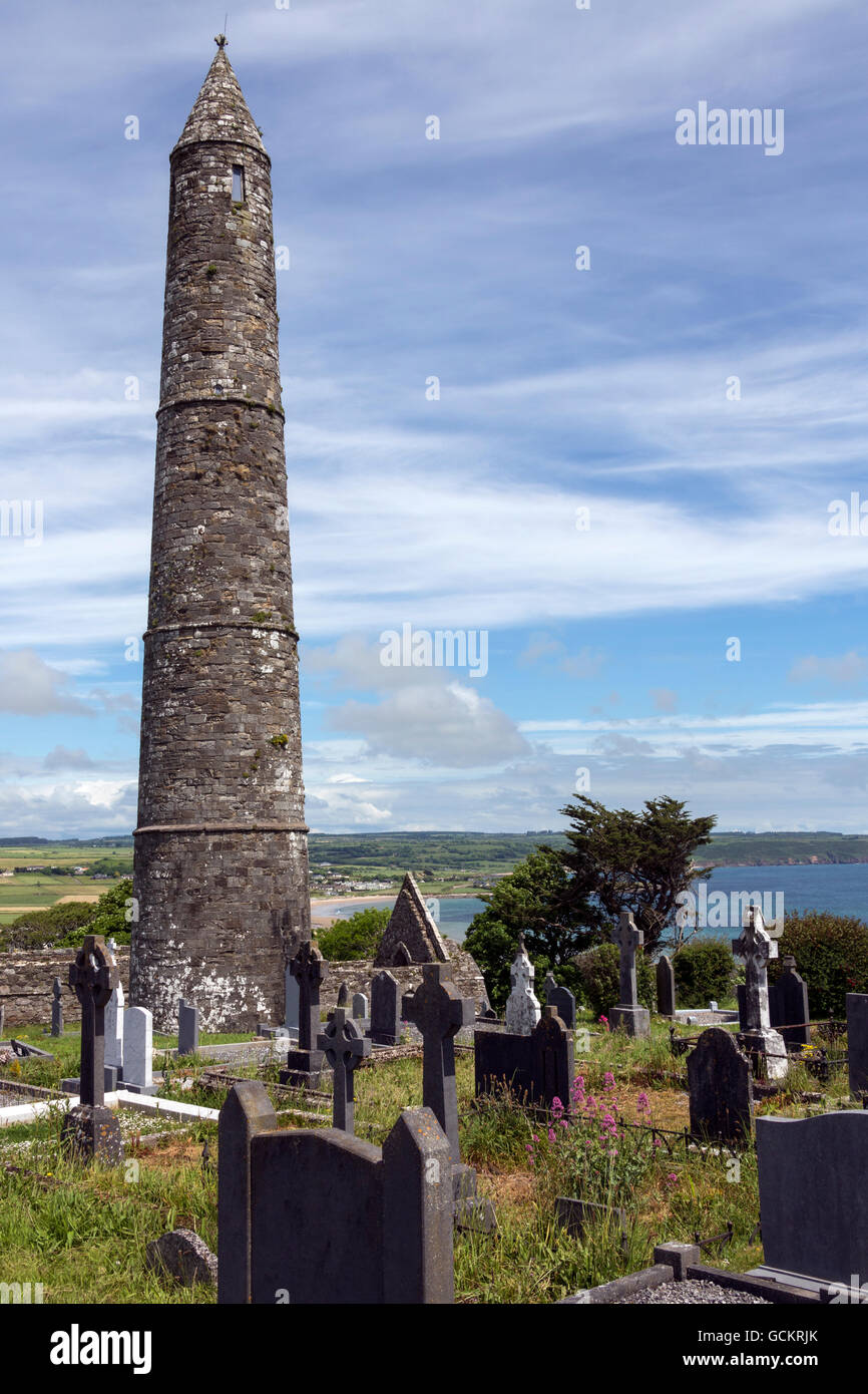 Die Ruinen von Ardmore Kathedrale und Rundturm, County Waterford in Irland. Stockfoto