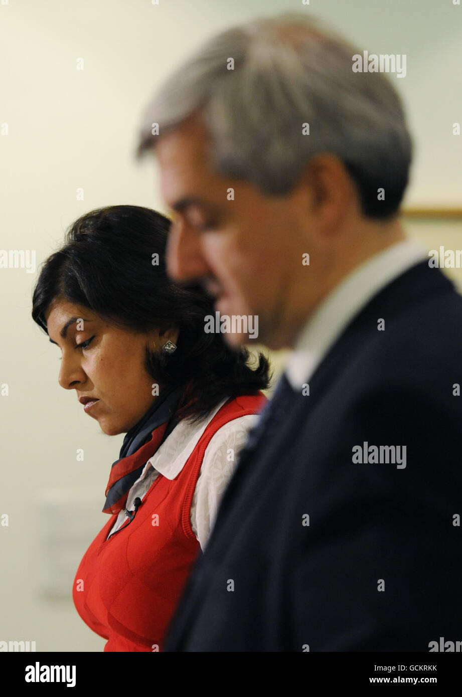 Die konservative Parteivorsitzende Baroness Warsi (links) und der Staatssekretär für Energie und Klimawandel, Chris Huhne, halten heute eine Pressekonferenz in London ab, auf der sie über Labours Vermächtnis der Verschwendung im Amt diskutierten. Stockfoto