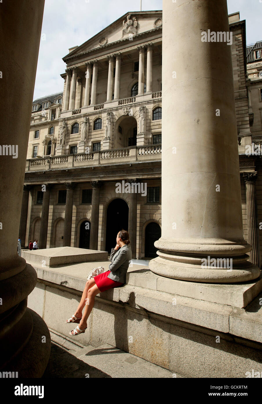 Ein Büroangestellter spricht auf einem Mobiltelefon außerhalb der Bank of England, im Zentrum Londons. Der Gouverneur der Bank of England, Mervyn King, warnte vor einer „abgehackten Erholung“ für die britische Wirtschaft heute, da er die Haushalte auf ein langsameres Wachstum und eine festere Inflation als erwartet abstellte. Stockfoto