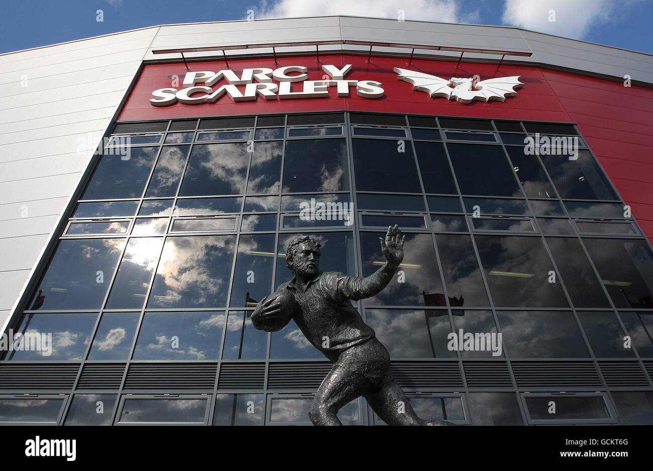 Gesamtansicht der Statue von Ray Gravell vor Parc y Scarlets in Llanelli, Wales Stockfoto