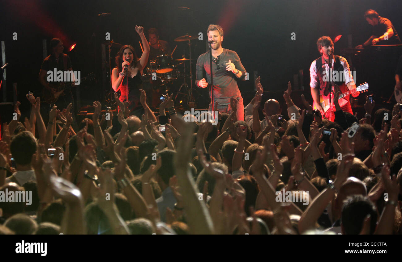 Country-Musikgruppe Lady Antebellum (links - rechts) Dave Haywood, Hillary Scott und Charles Kelley treten im Shepherds Bush Empire im Westen Londons auf. Stockfoto