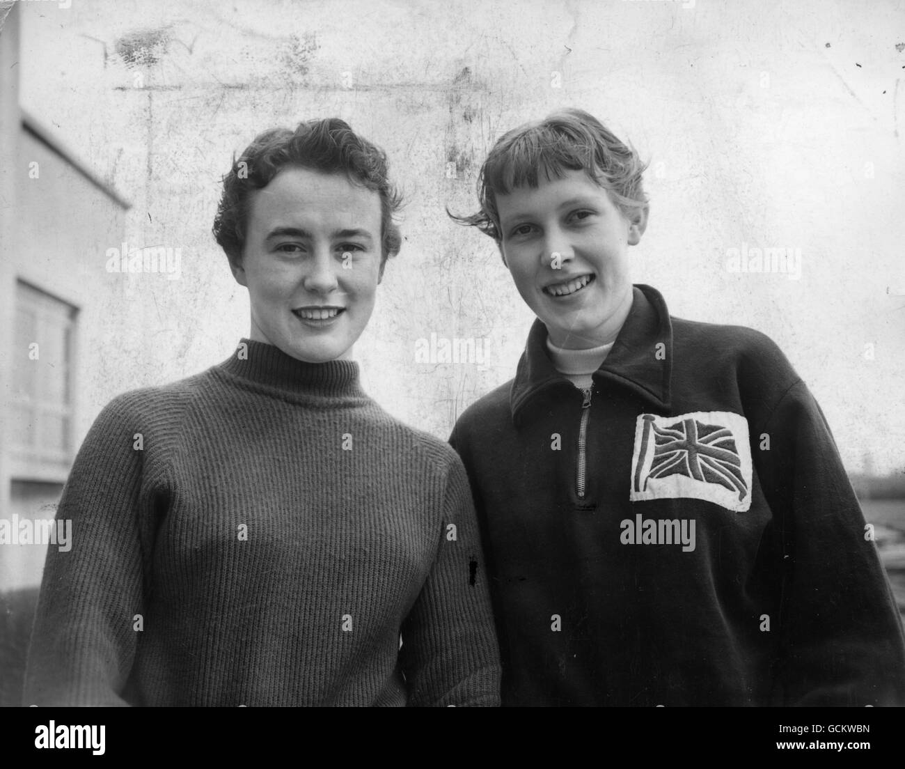 Elenor Gordon (links) aus Hamilton, Lanarkshire, hat sich für das britische Schwimmteam bei der Eröffnung der Olympischen Spiele im November in Melbourne entschieden und hofft, von der Bronze- bis zur Goldmedaille in die Siegertafel zu gehen. Hier werden sie während einer Trainingspause im Derby Bath, Blackpool, gesehen. Stockfoto