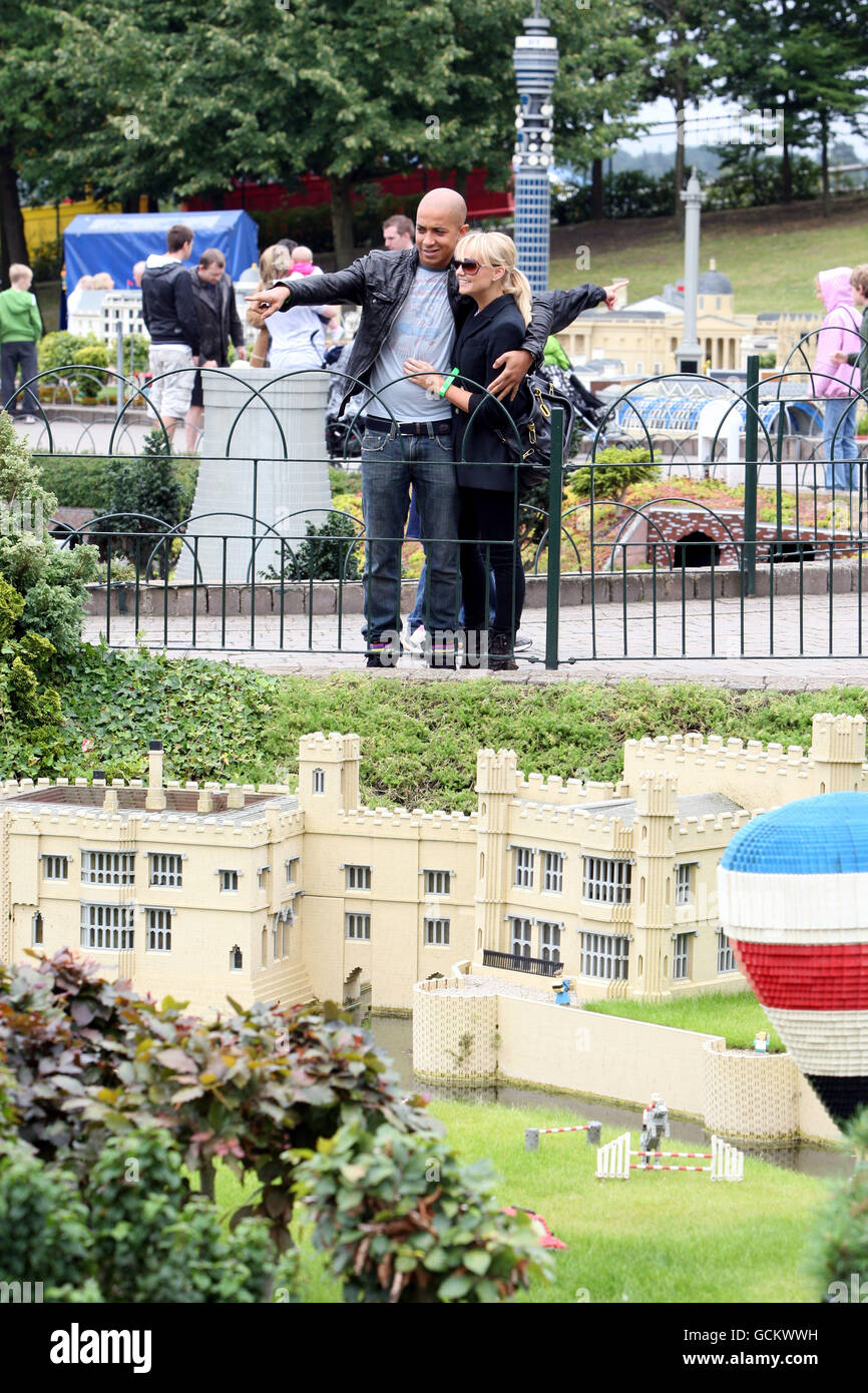 STANDALONE-FOTO die ehemalige Spice Girl Emma Bunton (rechts) und Partnerin Jade Jones besuchen Legoland Windsor in der Grafschaft Bukshire. DRÜCKEN SIE VERBANDSFOTO. Bilddatum: Dienstag, 17. August 2010. Bildnachweis sollte lauten: Steve Parsons/PA Wire Stockfoto