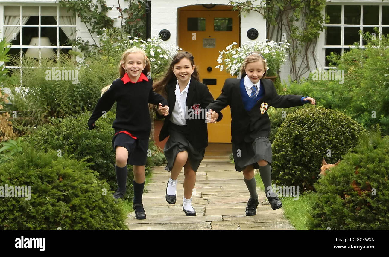 (Links -rechts) Josie Griffiths, 10, Adrianna Bertola, 11, und Kerry Ingram, 11, die als Titelfigur in der neuen Produktion "Matilda, A Musical" der Royal Shakespeare Company auf einer Fotoserie im Garten des Hauses des Autors Roald Dahl in Great Missenden in Buckinghamshire zu sehen sind. Stockfoto