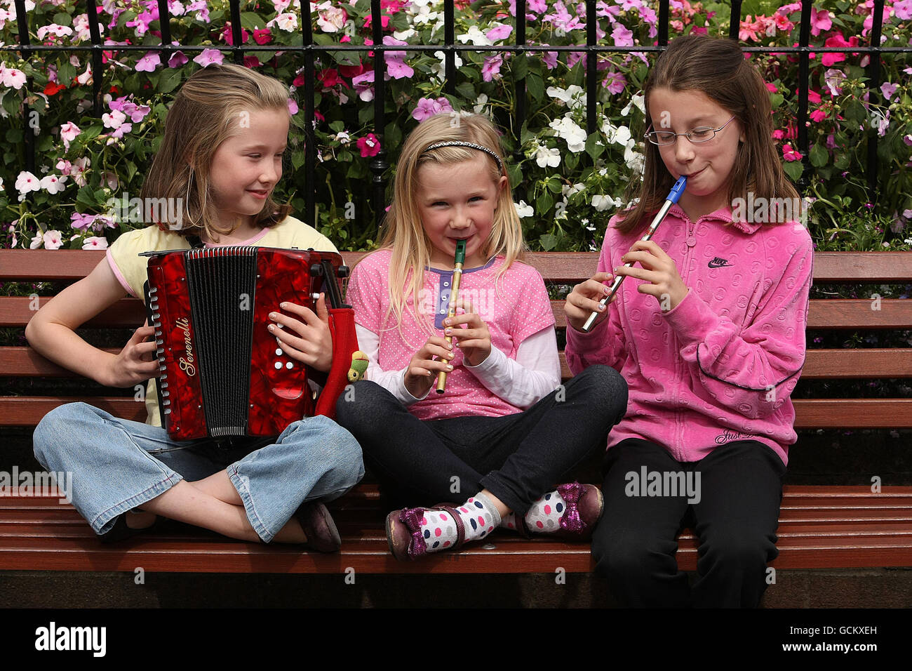 (Von links) neun Jahre alte Cliodhna, Orla, sechs und Reidin, neun auf dem Marktplatz am Fliadh Cheoil na hEireann 2010 in Cavan Town. Stockfoto