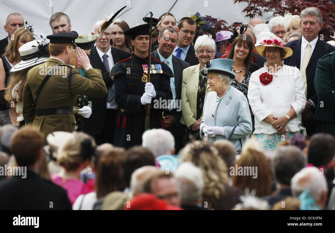 Die britische Königin Elizabeth II. Besucht eine Gartenparty im Palace of Holyroodhouse in Edinburgh, Schottland. Stockfoto