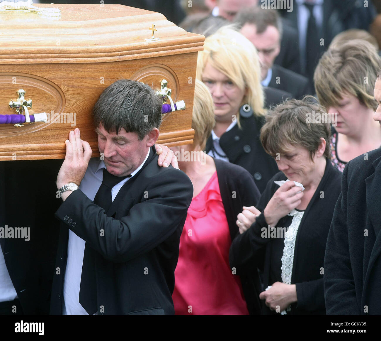 Roma McLaughlin, Mutter von Mark McLaughlin, hält ihr ein Gewebe ins Gesicht, während sein Sarg während seiner Beerdigung aus der St. Mary's Church in Fahan, Co Donegal, getragen wird. Mark McLaughlin war einer von acht Männern, die bei Irlands schlimmster Verkehrsunfällen ums Leben kamen. Stockfoto
