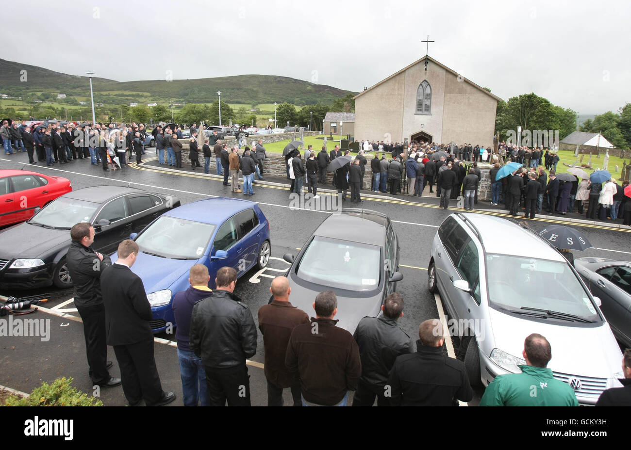 Trauernde säumen die Straße während des Trauergottesdienstes für Mark McLaughlin in der St. Mary's Church in Fahan, Co Donegal. McLaughlin war einer von acht Männern, die bei Irlands schlimmster Verkehrsunfällen ums Leben kamen. Stockfoto