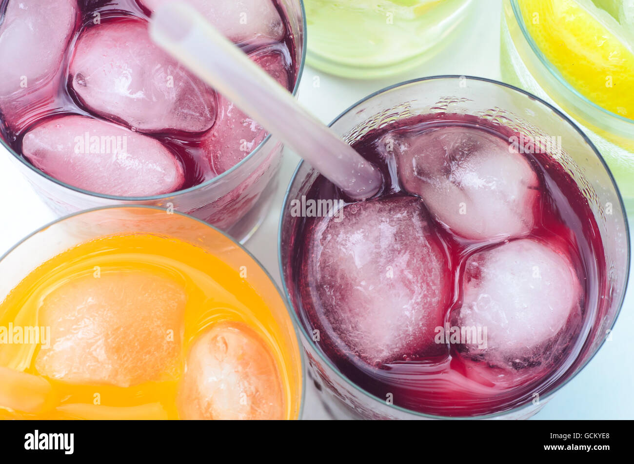 bunte Getränke mit Eis im Glas Stockfoto