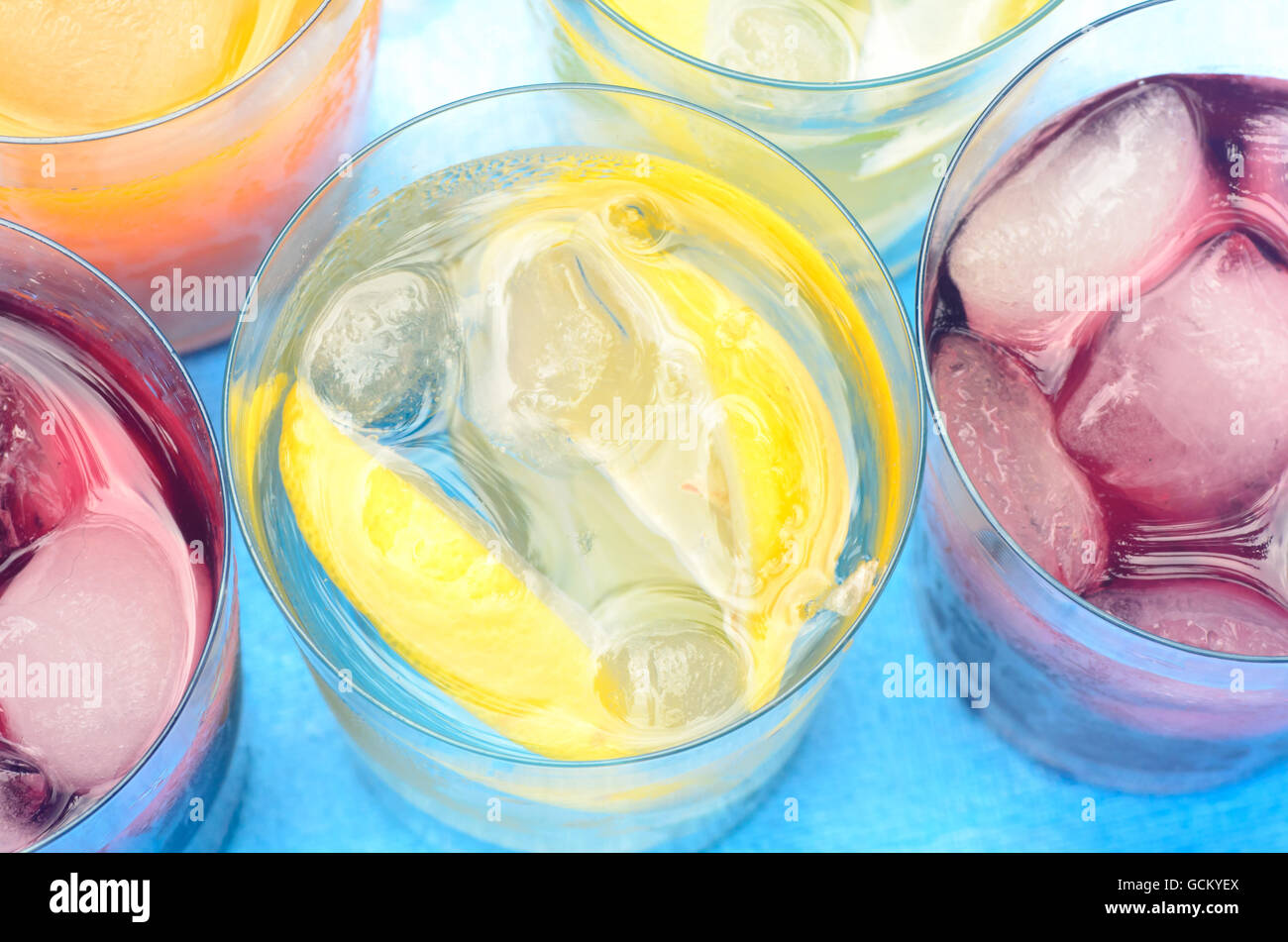 bunte Getränke mit Eis im Glas Stockfoto