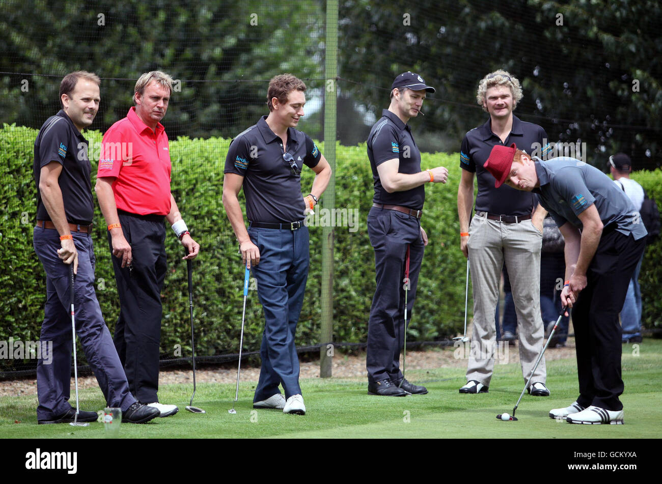 (Von links nach rechts) Nicholas Burns, Philip Glenister, JJ Feild, David Morrissey, Simon Farnaby beobachten Damian Lewis beim Golfturnier Leuka Mini Masters im Dukes Meadow Golf Club, Chiswick. Stockfoto