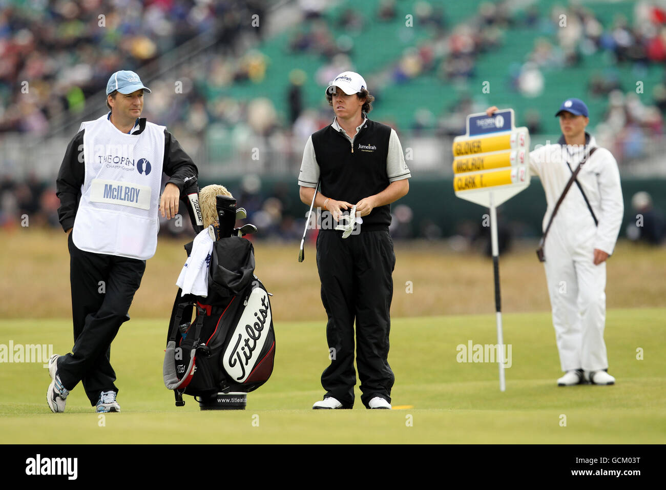 Der nordirische Rory McIlroy (Mitte) und sein Caddie JP Fitzgerald (links) während der zweiten Runde der Open Championship 2010 in St Andrews, Fife, Schottland Stockfoto