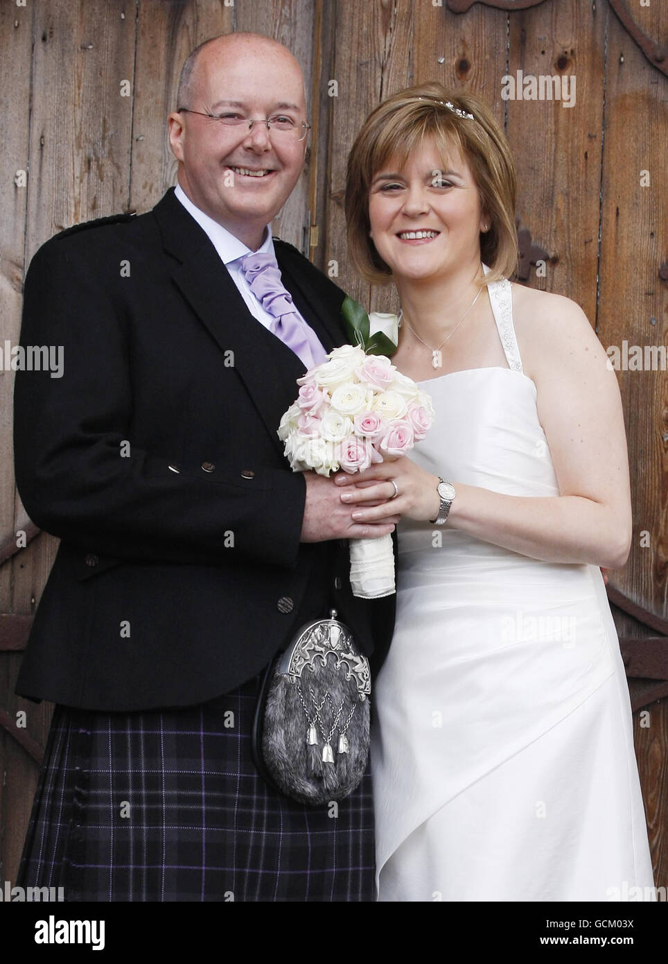 Die stellvertretende erste Ministerin Nicola Sturgeon mit ihrem neuen Ehemann Peter Murrell nach ihrem Hochzeitsdienst im Oran Mor in Glasgow. Stockfoto