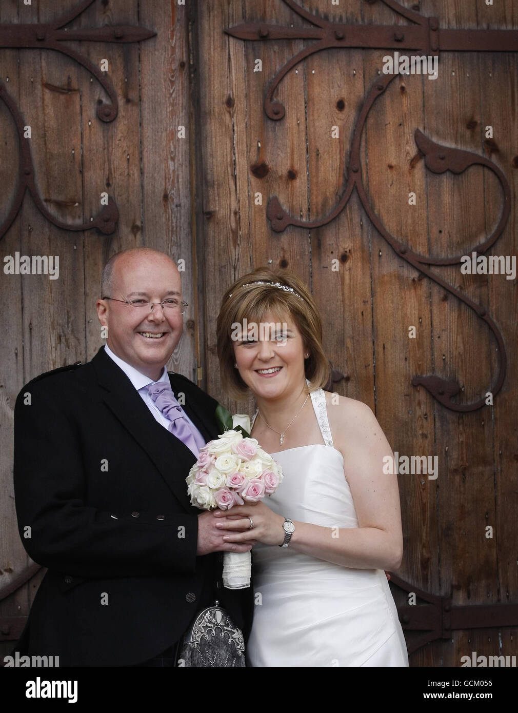 Die stellvertretende erste Ministerin Nicola Sturgeon mit ihrem neuen Ehemann Peter Murrell nach ihrem Hochzeitsdienst im Oran Mor in Glasgow. Stockfoto