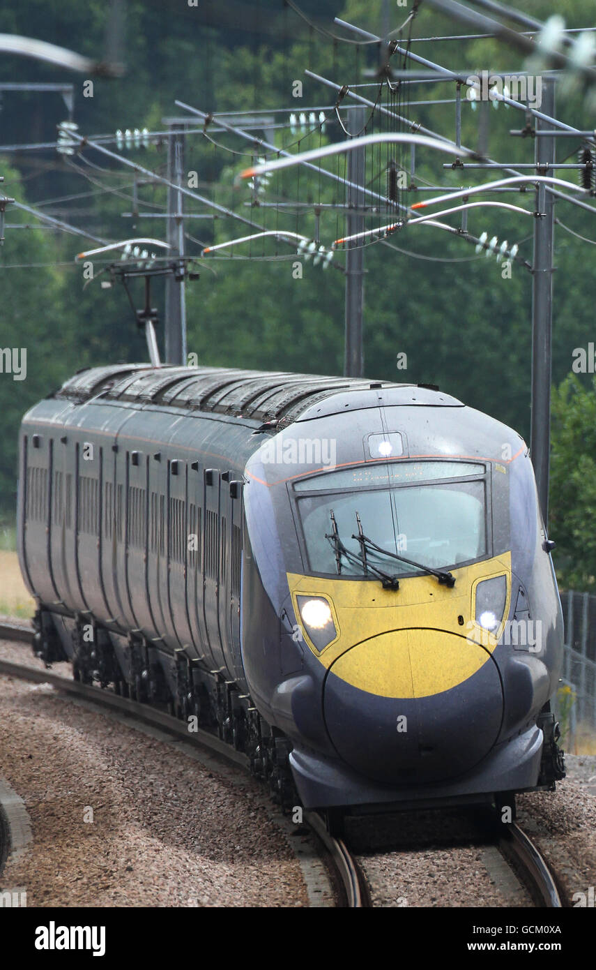 Gesamtansicht eines Hitachi Class 395 Javelin-Zuges auf der Hochgeschwindigkeitsstrecke 1 Channel Tunnel Rail Link in der Nähe von Charing, Kent. Stockfoto