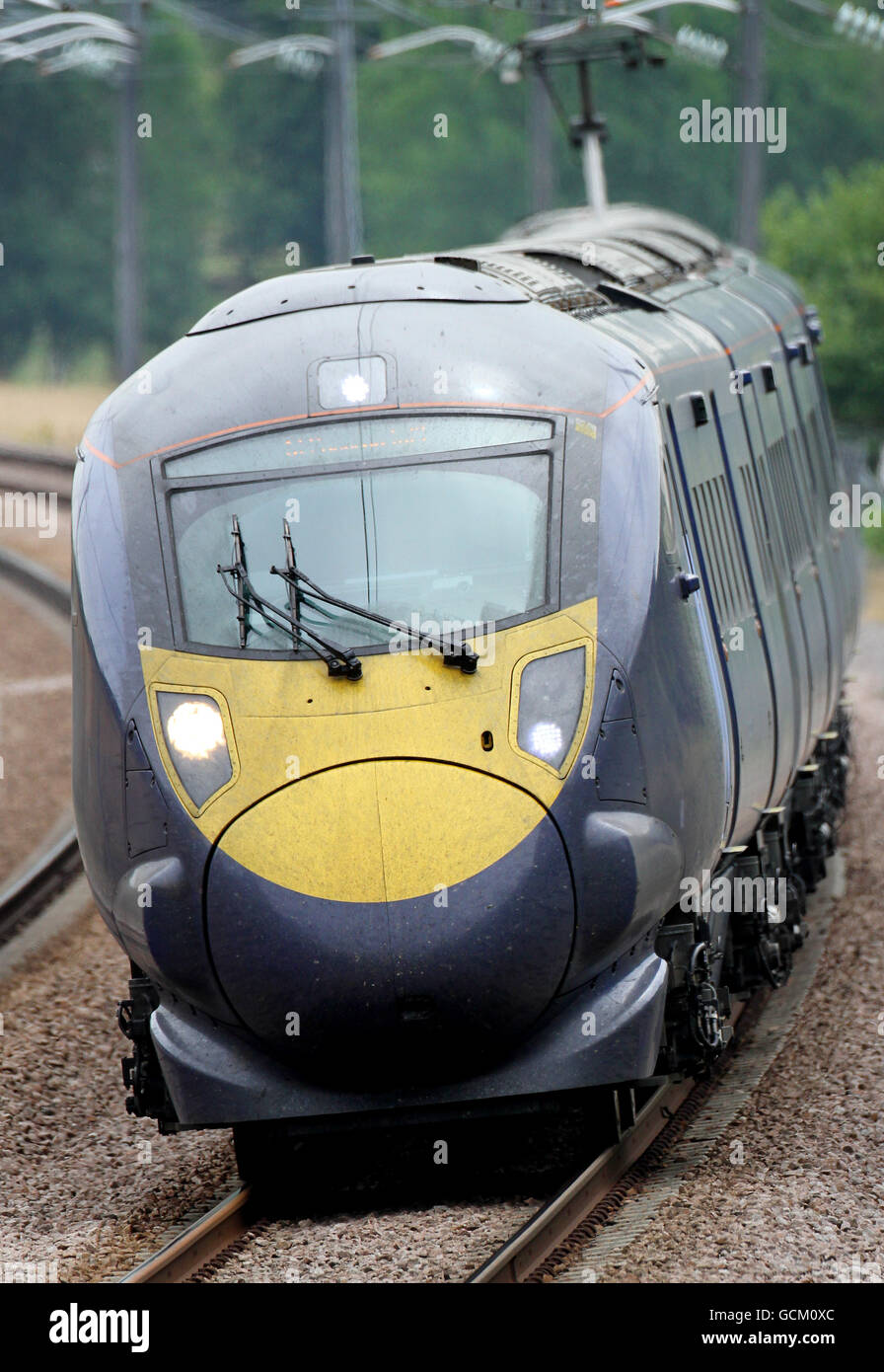 Gesamtansicht eines Hitachi Class 395 Javelin-Zuges auf der Hochgeschwindigkeitsstrecke 1 Channel Tunnel Rail Link in der Nähe von Charing, Kent. Stockfoto