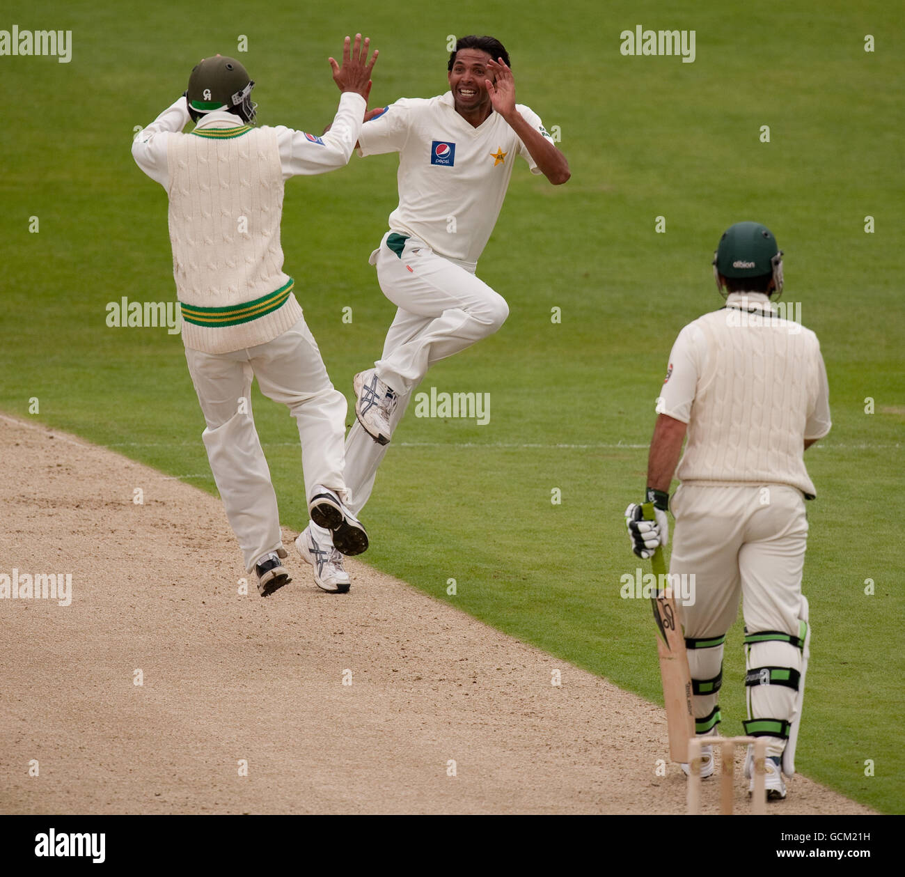 Der pakistanische Mohammad Asif feiert den entgangenen australischen Kapitän Ricky Ponting beim zweiten Testspiel im Headingley Cricket Ground, Leeds. Stockfoto