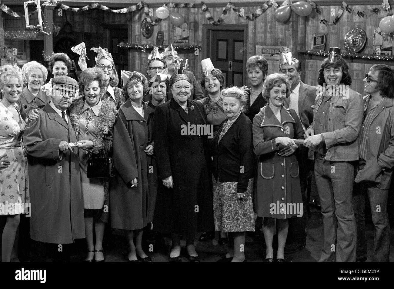 Coronation Street Stars während einer Weihnachtsparty-Sequenz bei The Rovers Return. Von links nach rechts, Julie Goodyear als Bet Lynch; Doris Speed als Annie Walker; Jack Howarth als Albert Tatlock; Betty Driver als Betty Turpin (hinten); Barbara Knox als Rita Littlewood; Anne Kirkbride als Deidre Hunt (hinten), als Jean Alexander als Hilda Ogden; nicht identifiziert; Stephen Hancock als Ernest Bishop; Als Geoffrey Hughes als Eddie Yeats (hinten); Violet Carson als Ena Sharples; Eileen Derbyshire als Emily Bishop; Margo Bryant als Minnie Caldwell; nicht identifiziert; Thelma Barlow als Mavis Riley; Bernard Youens als Stan Stockfoto