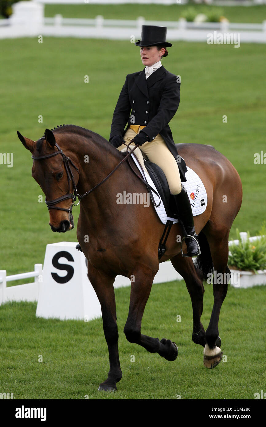 Der britische Chloe Newton wurde während der Cast Away II Dressur Stockfoto