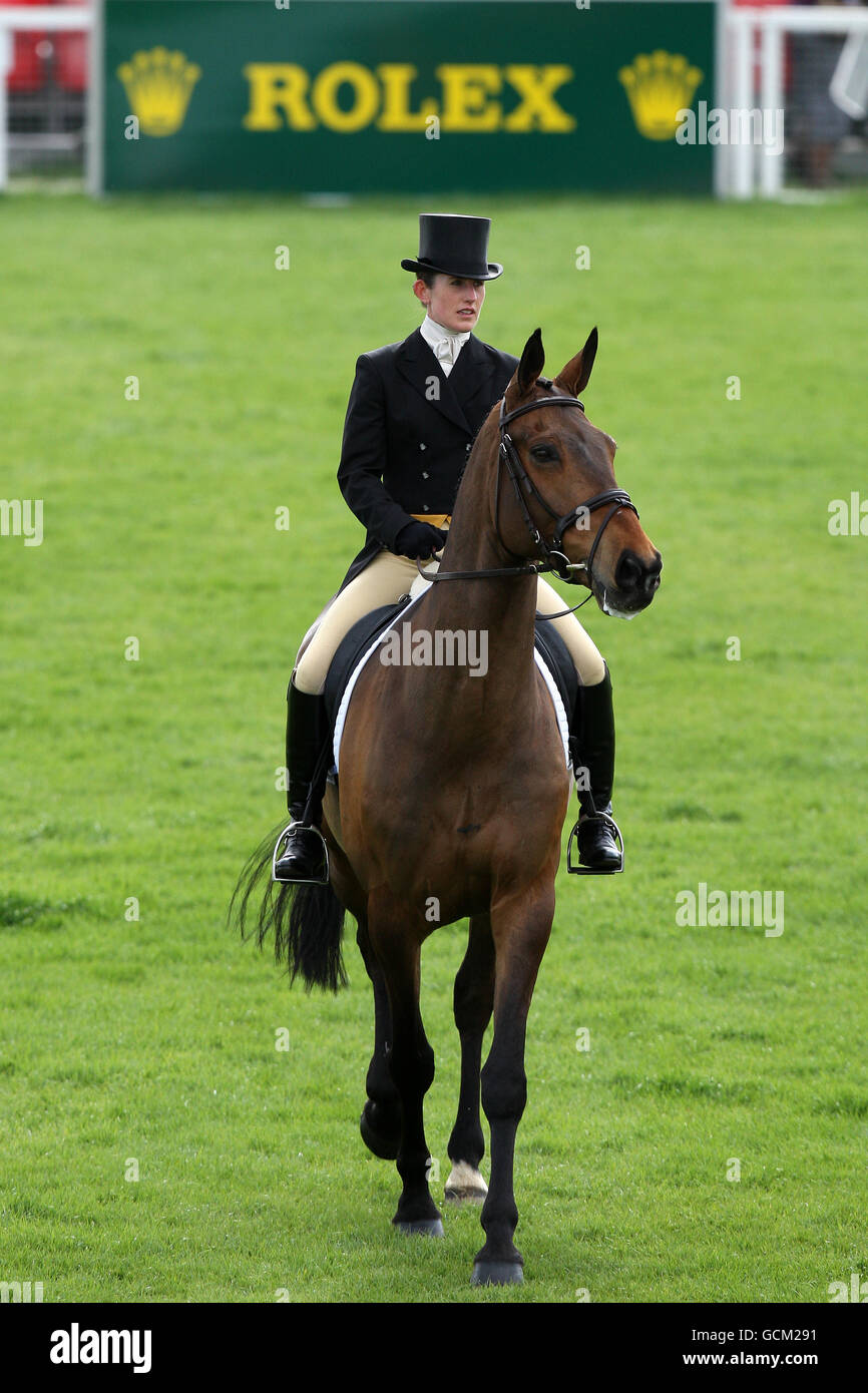 Reiten - Mitsubishi Motors Badminton Horse Trials 2010 - Tag 1 - Gloucestershire Park. Der britische Chloe Newton war während der Dressur auf Cast Away II Stockfoto