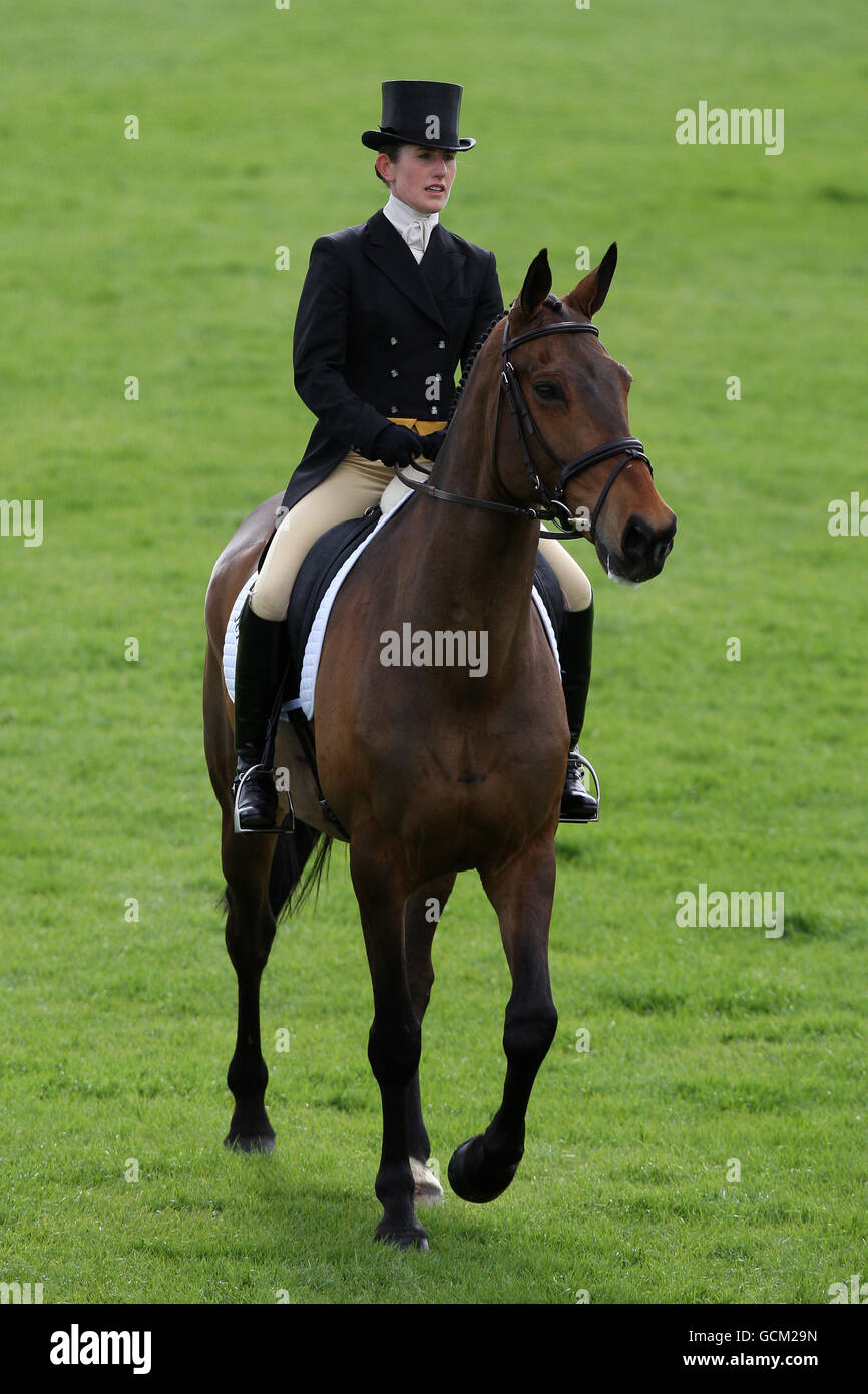 Reiten - Mitsubishi Motors Badminton Horse Trials 2010 - Tag 1 - Gloucestershire Park. Der britische Chloe Newton war während der Dressur auf Cast Away II Stockfoto