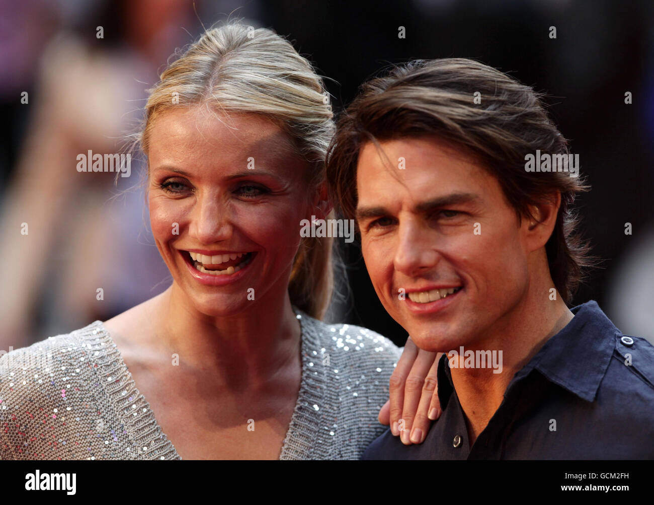 Tom Cruise und Cameron Diaz kommen zur Premiere für den neuen Film Knight and Day im Londoner Odeon-Kino an. Stockfoto