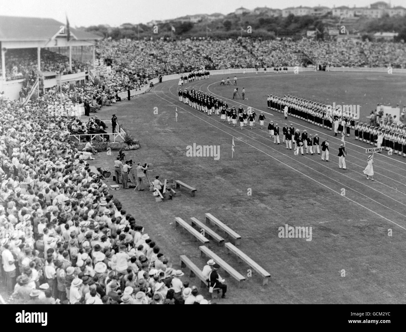 Das England Team marschierte während der Parade der Athleten bei der Eröffnungsfeier der Vierten Spiele des Britischen Imperium im Eden Park, Auckland, um die Strecke. Stockfoto
