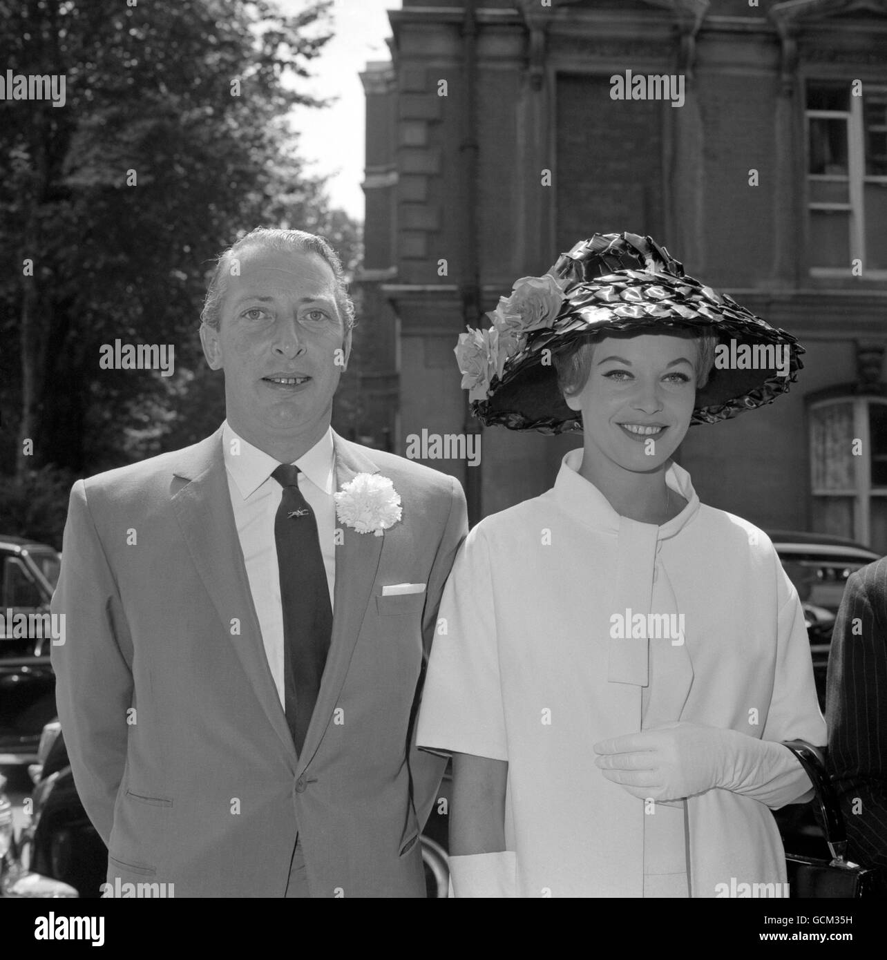 Der Earl of Kimberley mit seiner vierten Braut, der 23-jährigen Modelin Margaret Simons, im Caxton Hall-Standesamt, wo sie heirateten. Stockfoto
