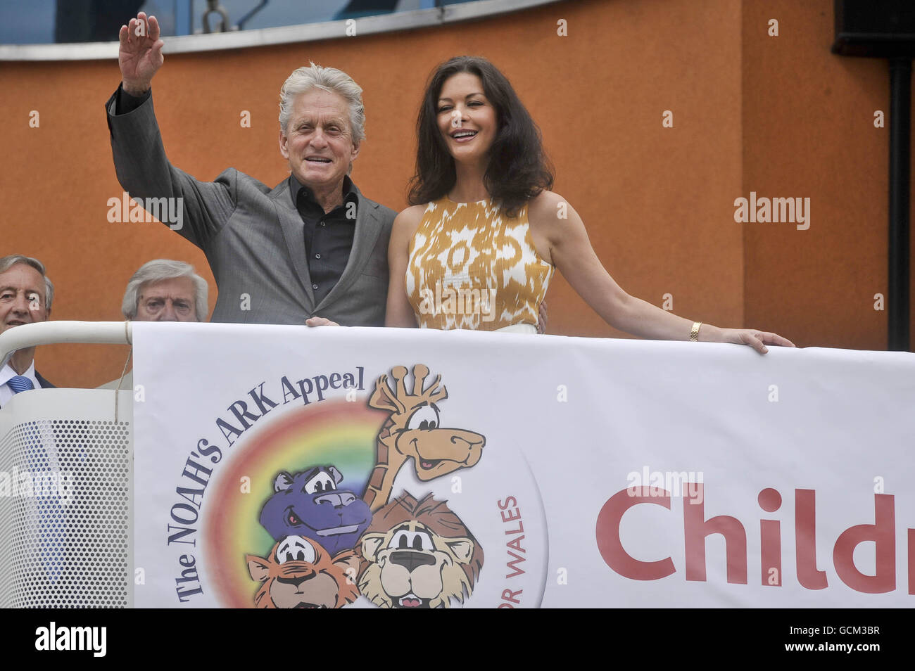 Catherine Zeta Jones und Michael Douglas bei einem Besuch im Children's Hospital for Wales in Cardiff, wo sie Mitarbeiter und Kinder trafen. Stockfoto