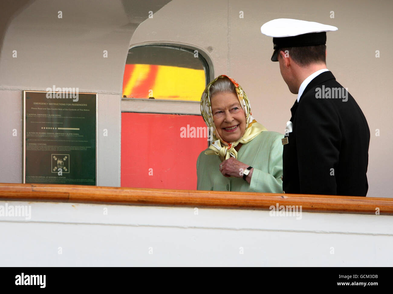 Die britische Königin Elizabeth II. Bestochen in Stornoway mit Kapitän Michael Hepburn (rechts) die hebridische Prinzessin, während die königliche Familie ihren Urlaub auf den westlichen Inseln beginnt. Stockfoto