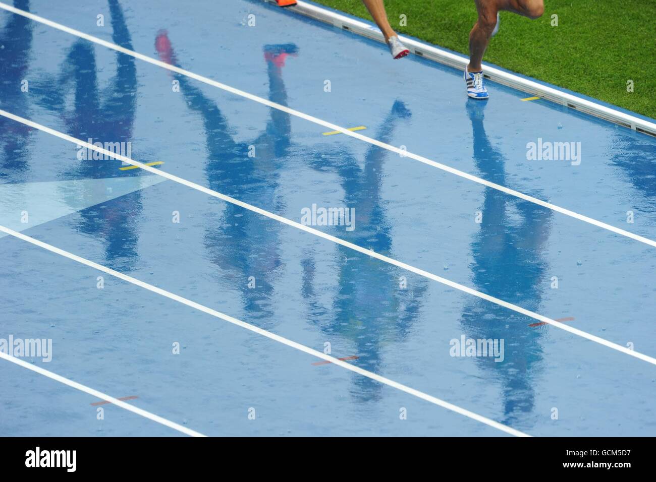 Leichtathletik - IAAF Europameisterschaften 2010 - Tag drei - Olympiastadion. Ein allgemeiner Blick auf die Schatten, die nach einem Regenguss im Stadion auf einer weichen Rennstrecke geworfen wurden Stockfoto