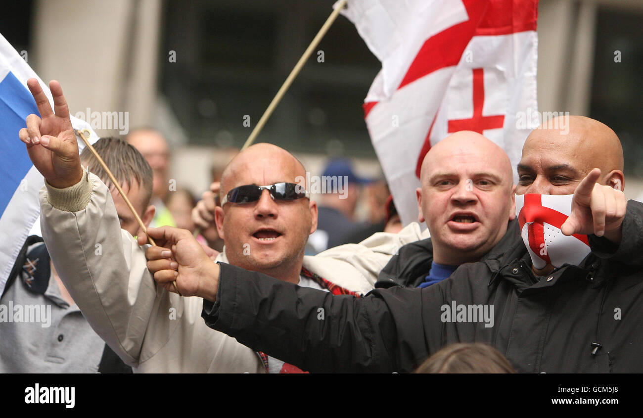 Demonstranten nehmen an einem Protest der englischen nationalistischen Allianz gegen das Scharia-Gesetz im Vereinigten Königreich in Westminster im Zentrum von London Teil. Stockfoto