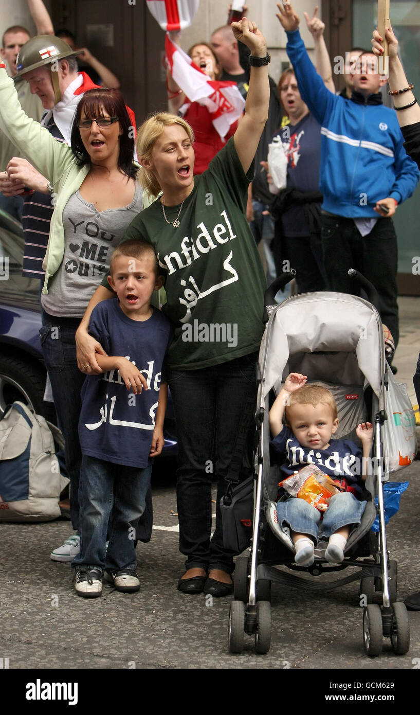 Demonstranten nehmen an einem Protest der englischen nationalistischen Allianz gegen das Scharia-Gesetz im Vereinigten Königreich in Westminster im Zentrum von London Teil. Stockfoto