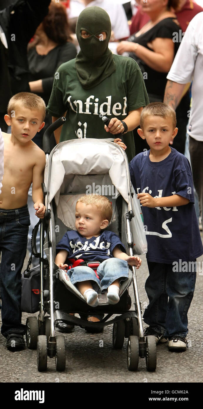 Demonstranten nehmen an einem Protest der englischen nationalistischen Allianz gegen das Scharia-Gesetz im Vereinigten Königreich in Westminster im Zentrum von London Teil. Stockfoto