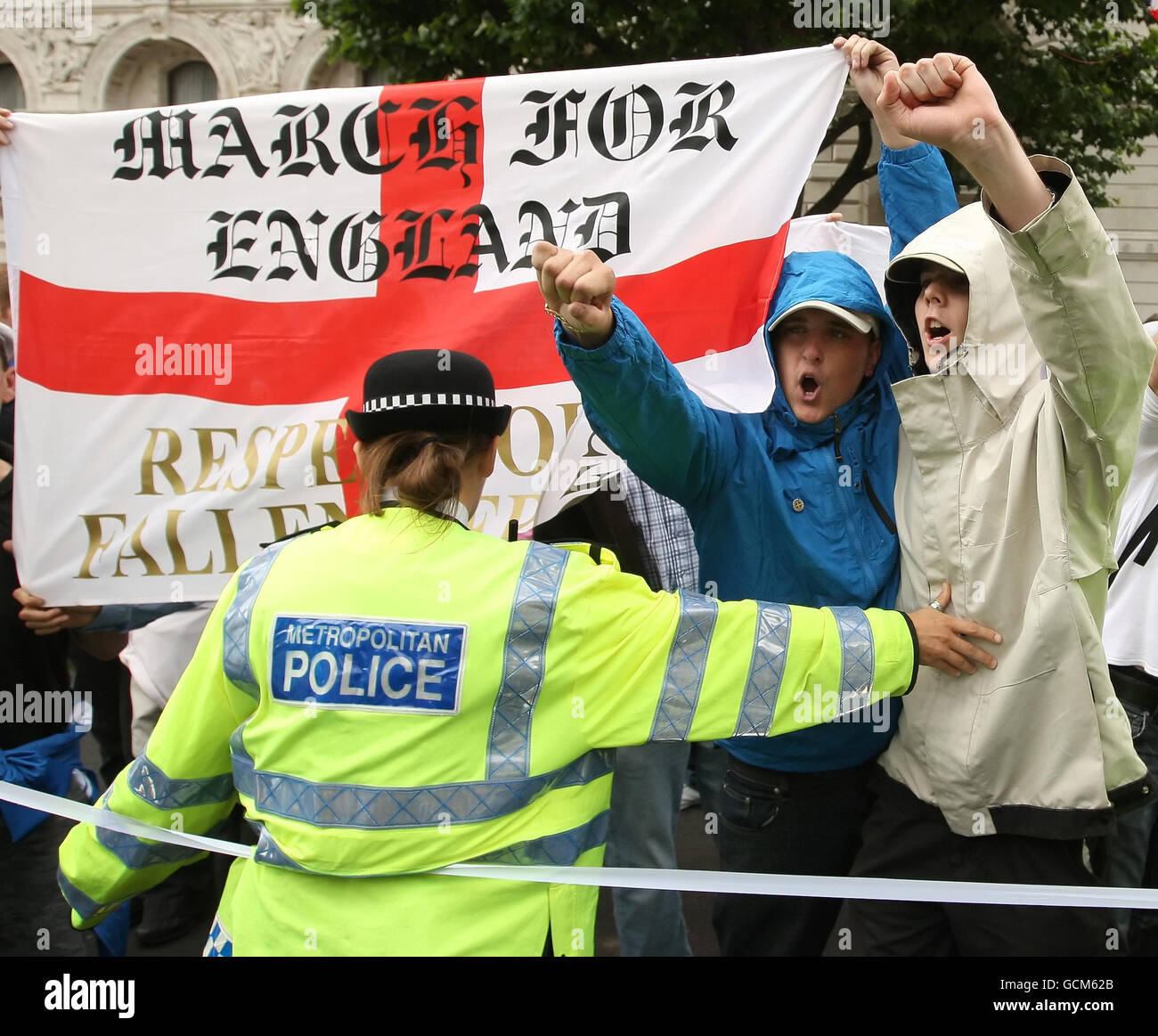 Demonstranten nehmen an einem Protest der englischen nationalistischen Allianz gegen das Scharia-Gesetz im Vereinigten Königreich in Westminster im Zentrum von London Teil. Stockfoto