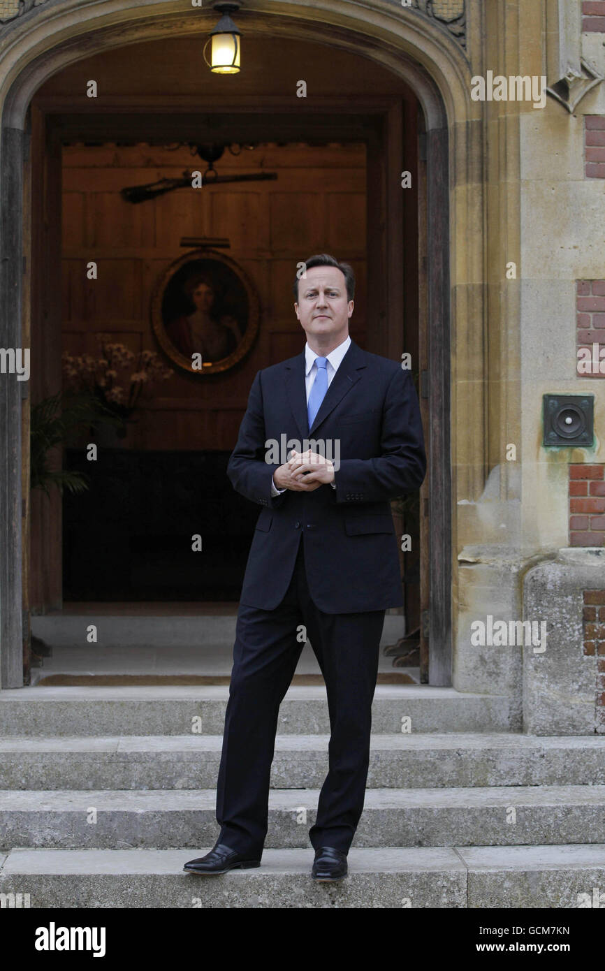 Premierminister David Cameron wartet auf den ersten Stufen seiner Landresidenz Chequers, um sich mit dem pakistanischen Präsidenten Asif Ali Zardari in der Nähe von Princes Risborough zu treffen. Stockfoto