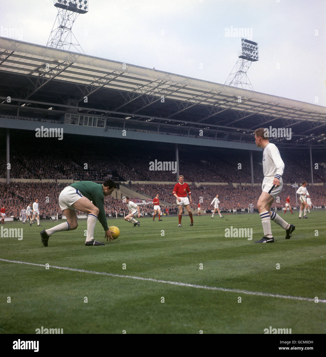 Fußball - FA Cup - Finale - Manchester United / Leicester City - Wembley Stadium. Leicester City Torhüter Gordon Banks sammelt den Ball Stockfoto