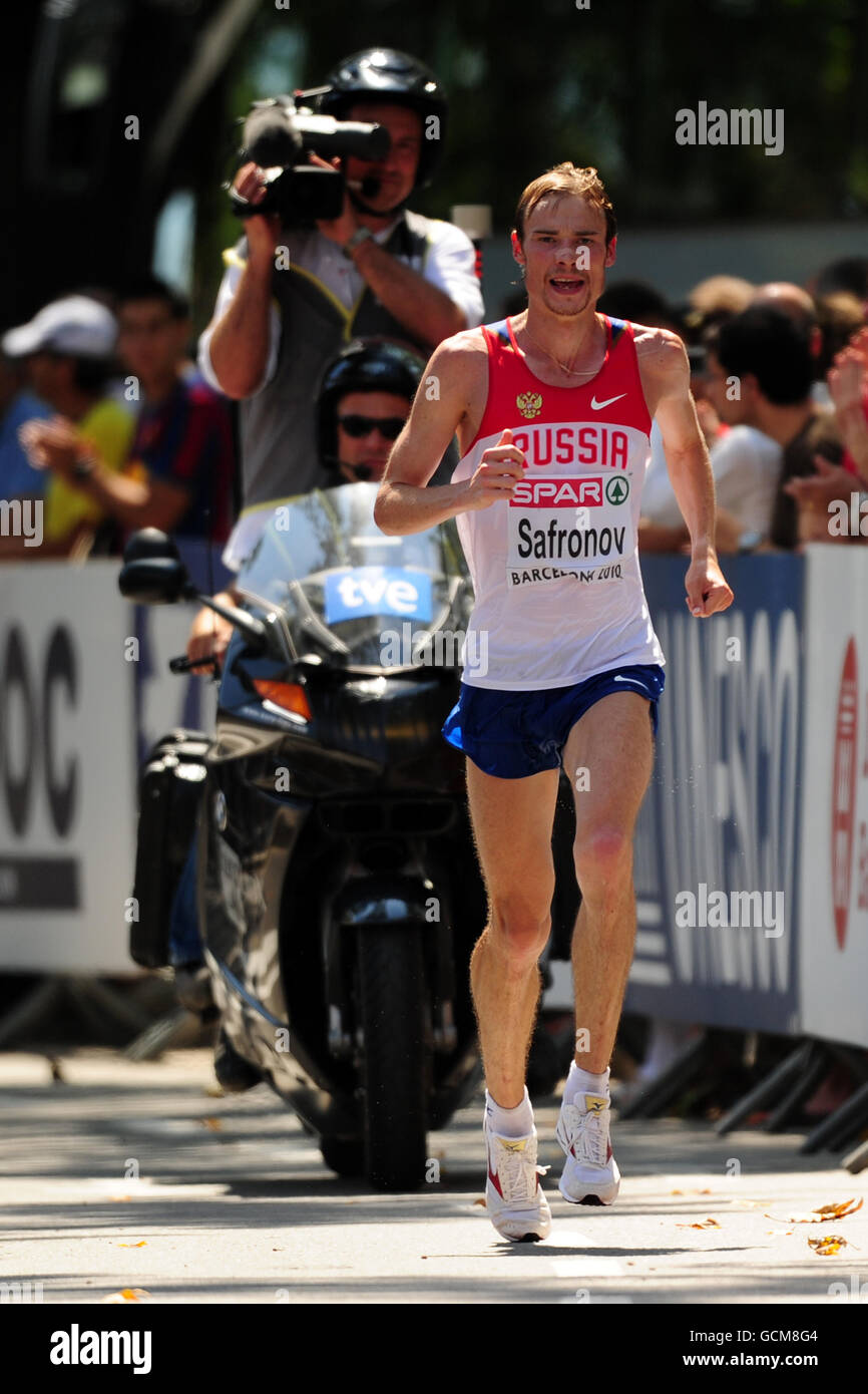 Leichtathletik - IAAF Europameisterschaften 2010 - Tag sechs - Olympiastadion. Der russische Dmitriy Safronov wird während des Männer-Marathons von einer mobilen TV-Crew begleitet. Stockfoto
