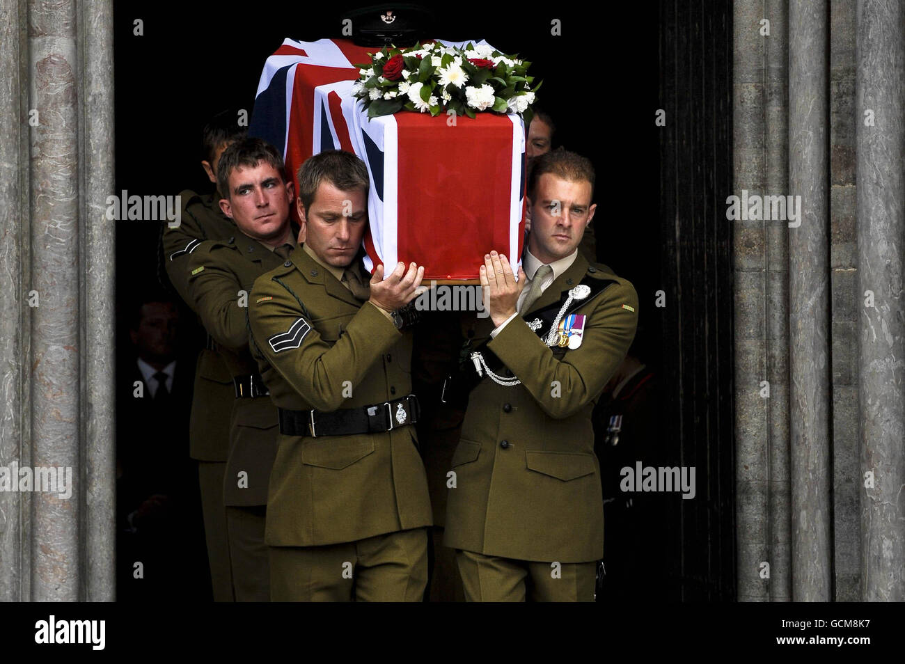 Palbärtnern von den Gewehren Schulter der Union Flag drapierten Sarg von Major Josh Bowman, wie er aus dem West Eingang von Salisbury Cathedral, wo ein Trauerdienst zu seinen Ehren statt durchgeführt wird. Stockfoto