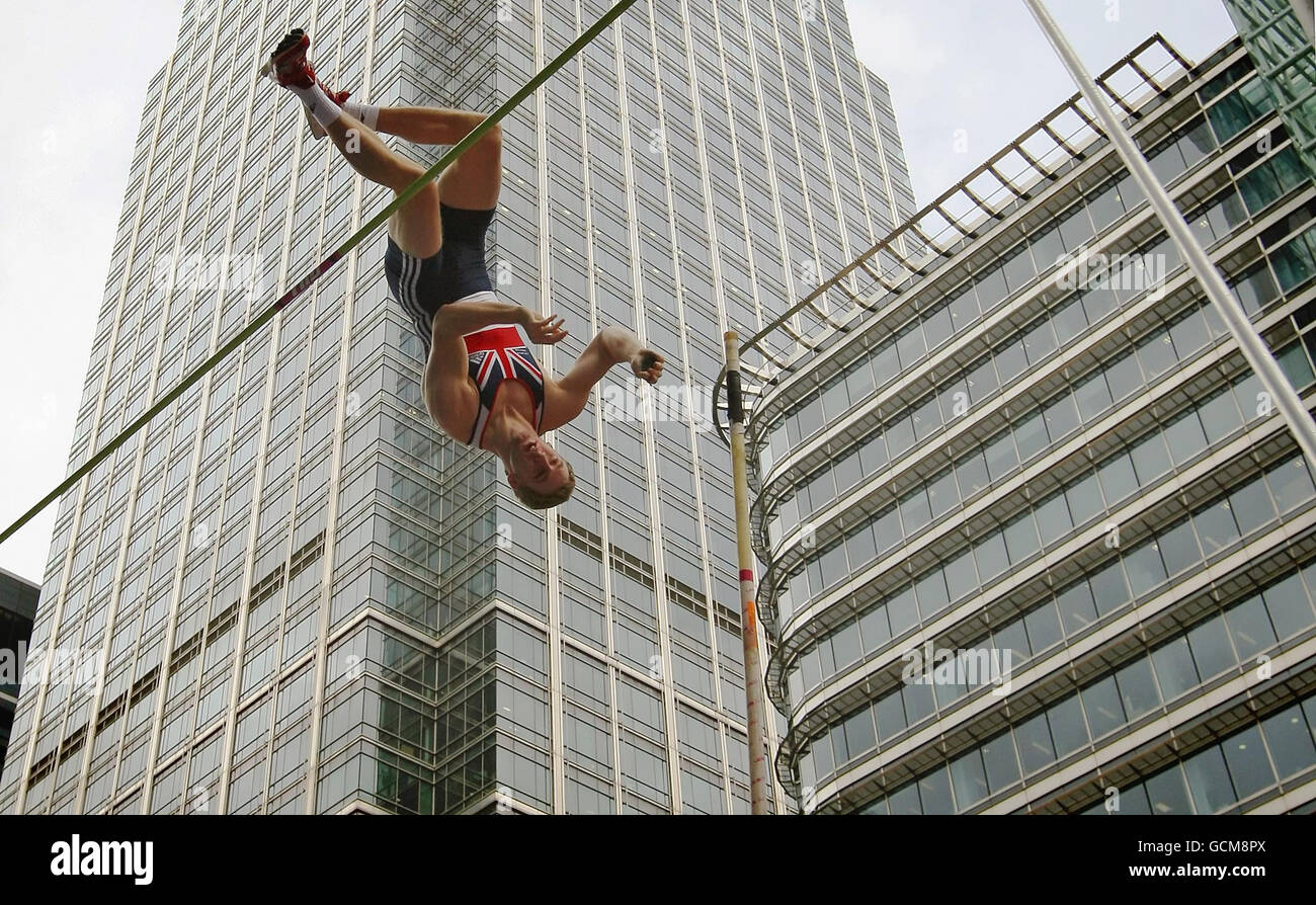 Max Eaves nimmt an einer Straßenmast-Vaulting-Veranstaltung Teil, in Canary Wharf, in Docklands, East London. Stockfoto