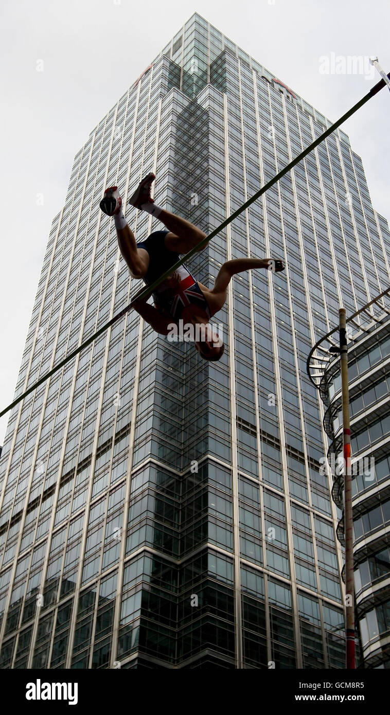 Max Eaves nimmt an einer Straßenmast-Vaulting-Veranstaltung Teil, in Canary Wharf, in Docklands, East London. Stockfoto