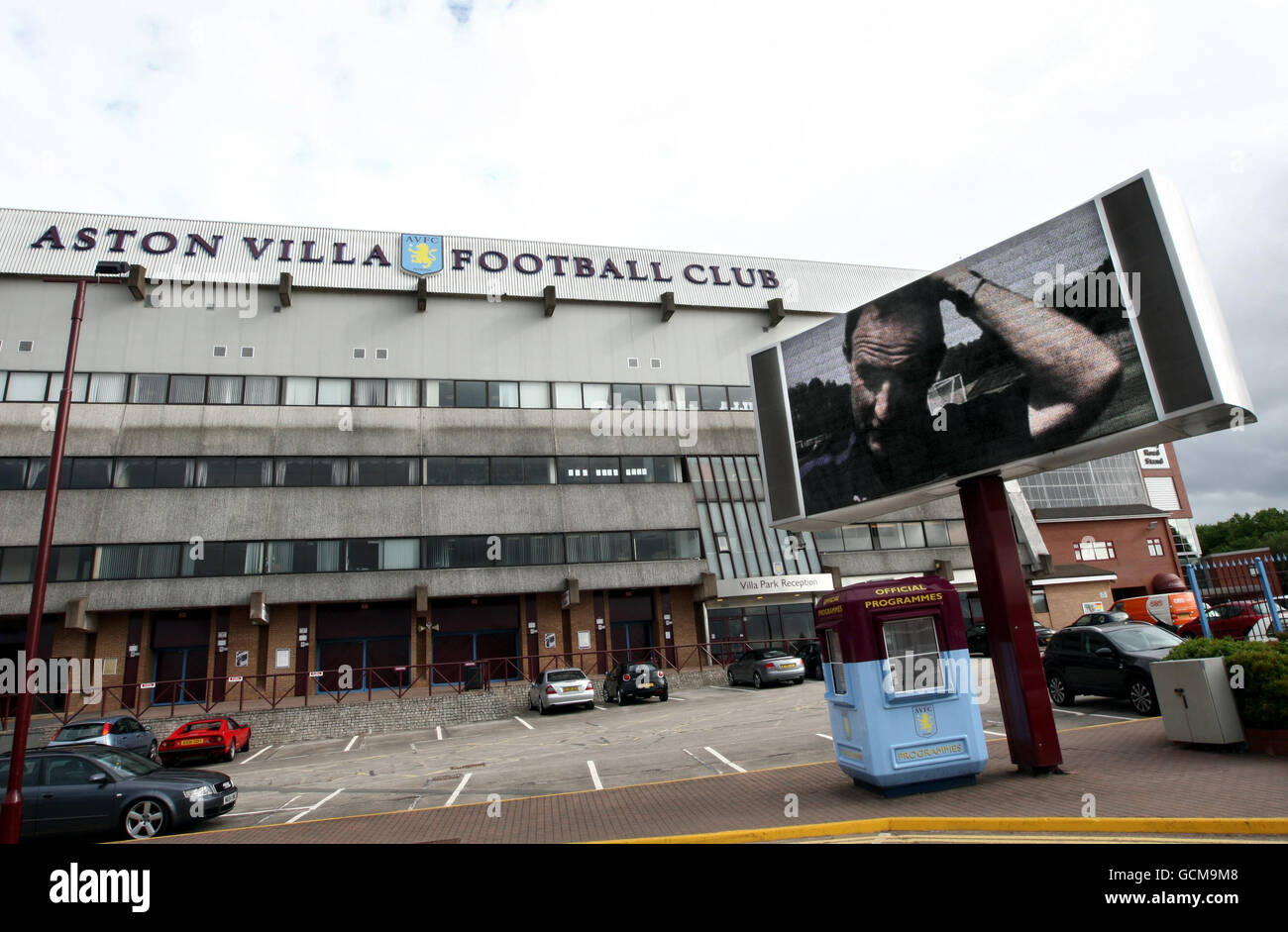 Fußball - Martin O'Neill tritt zurück - Villa Park. Ein Bild von Martin O'Neill wurde noch auf der Videowand vor dem Villa Park in Birmingham wiedergegeben. Stockfoto