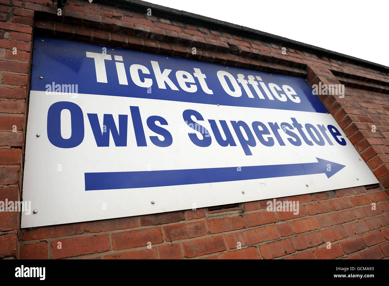 Allgemeine Ansicht eines Schilds, das die Wegbeschreibung zum Ticketschalter und Club Shop in Hillsborough, der Heimat von Sheffield Wednesday, zeigt Stockfoto