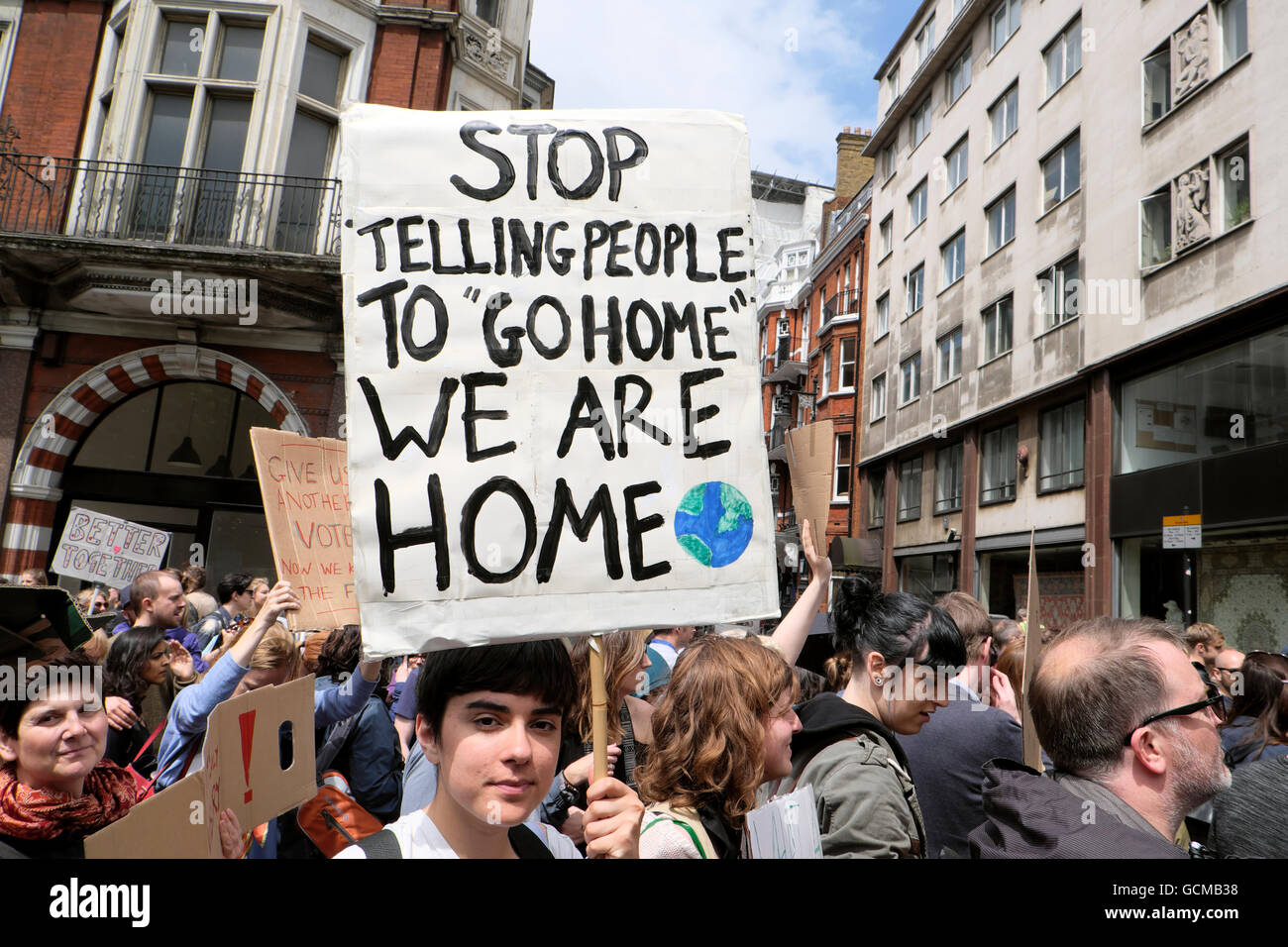 Aufhören, Leute "GO HOME" Schild "WIR SIND Startseite ' Plakat an der 'March für Europa" am 2. Juli 2016 in London England KATHY DEWITT Stockfoto