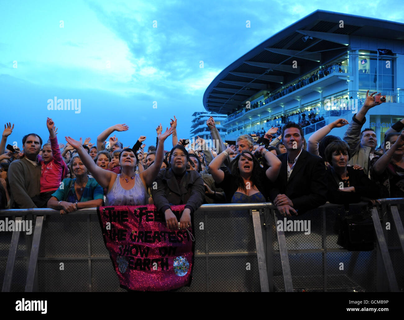 Fans sehen sich „The Feeling“ live bei Epsom an! Stockfoto